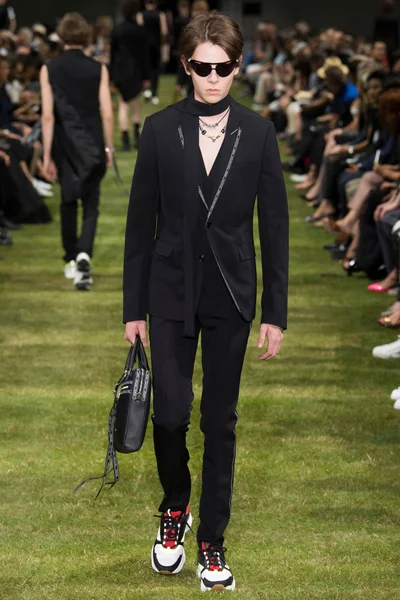 Look 13